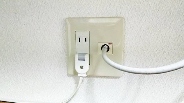 電源コンセントとアンテナ端子